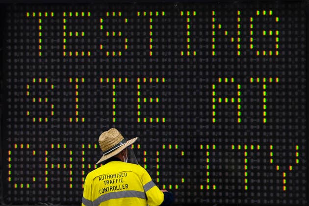 Coronavirus, Eindrücke aus Australien CANBERRA COVID19 TESTING, A traffic control manager stands in front of a sign reading ?Testing site at capacity? as a Drive Through COVID-19 testing site is temporarily closed after reaching capacity in the suburb of Mitchell in Canberra, Friday, December 24, 2021. Demand for COVID19 testing has pushed capacities in the ACT and other states to the limit ahead of the Christmas travel period. ( NO ARCHIVING, EDITORIAL USE ONLY, NO USE IN BOOKS WITHOUT CONSENT CANBERRA ACT AUSTRALIA  Copyright: xLUKASxCOCHx 20211224001608828319