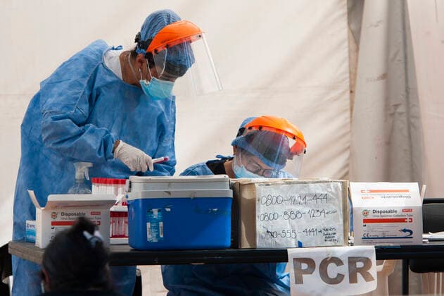 December 23, 2021, Cordoba Capital, Cordoba, ARGENTINA: Nurses analyze a sample of a coronavirus RT-PCR Covid-19 test swab in one of the testing centers in Cordoba, Argentina Cordoba Capital ARGENTINA - ZUMAb196 20211223_zip_b196_014 Copyright: xDanielxBustosx