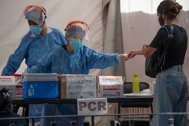 December 23, 2021, Cordoba Capital, Cordoba, ARGENTINA: A health worker explains his coronavirus PCR test result to a citizen. Cordoba Capital ARGENTINA - ZUMAb196 20211223_zip_b196_012 Copyright: xDanielxBustosx
