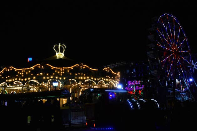 Mexiko, weihnachtlicher Lichterglanz in Mexiko-Stadt Christmas Enlightened Village MEXICO CITY, MEXICO - DECEMBER 23, 2021: Tourists take advantage of the holidays to visit the enlightened villa installed in the Mexico City downtown so that people can enjoy the tourist attractions during the Christmas season. On December 13, 2021 in Mexico City, Mexico. (Photo by Iliana Suarez Eyepix Group) Copyright: xIlianaxSuarezx xEyepixxGroupx EYEPIXGROUP_IS_23122021_21861