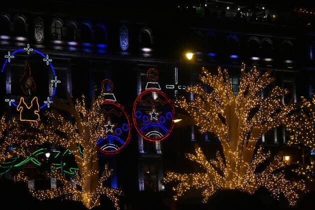 Mexiko, weihnachtlicher Lichterglanz in Mexiko-Stadt Christmas Enlightened Village MEXICO CITY, MEXICO - DECEMBER 23, 2021: Tourists take advantage of the holidays to visit the enlightened villa installed in the Mexico City downtown so that people can enjoy the tourist attractions during the Christmas season. On December 13, 2021 in Mexico City, Mexico. (Photo by Iliana Suarez Eyepix Group) Copyright: xIlianaxSuarezx xEyepixxGroupx EYEPIXGROUP_IS_23122021_21862
