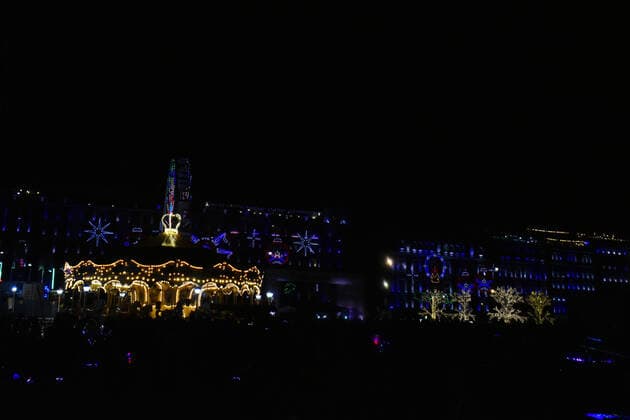 Mexiko, weihnachtlicher Lichterglanz in Mexiko-Stadt Christmas Enlightened Village MEXICO CITY, MEXICO - DECEMBER 23, 2021: Tourists take advantage of the holidays to visit the enlightened villa installed in the Mexico City downtown so that people can enjoy the tourist attractions during the Christmas season. On December 13, 2021 in Mexico City, Mexico. (Photo by Iliana Suarez Eyepix Group) Copyright: xIlianaxSuarezx xEyepixxGroupx EYEPIXGROUP_IS_23122021_21864