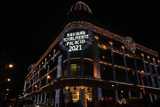 Mexiko, weihnachtlicher Lichterglanz in Mexiko-Stadt Christmas Enlightened Village MEXICO CITY, MEXICO - DECEMBER 23, 2021: Tourists take advantage of the holidays to visit the enlightened villa installed in the Mexico City downtown so that people can enjoy the tourist attractions during the Christmas season. On December 13, 2021 in Mexico City, Mexico. (Photo by Iliana Suarez Eyepix Group) Copyright: xIlianaxSuarezx xEyepixxGroupx EYEPIXGROUP_IS_23122021_21851