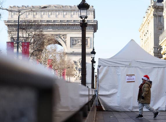 News Bilder des Tages Coronavirus, Eindrücke aus Paris (211224) -- PARIS, Dec. 24, 2021 -- A boy walks near a fast COVID-19 testing tent near the Arc de Triomphe in Paris, France, Dec. 23, 2021. ) FRANCE-PARIS-COVID-19-DAILY LIFE GaoxJing 
