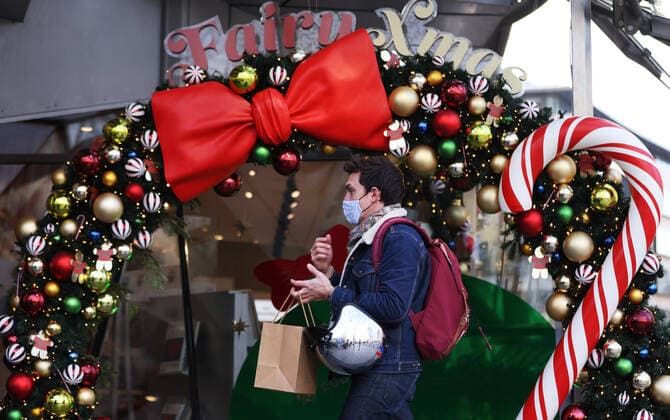 Coronavirus, Eindrücke aus Paris (211224) -- PARIS, Dec. 24, 2021 -- A man walks past a Christmas decoration on the Champs Elysees Avenue in Paris, France, Dec. 23, 2021. ) FRANCE-PARIS-COVID-19-DAILY LIFE GaoxJing 