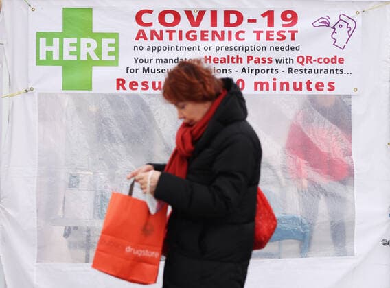 Coronavirus, Eindrücke aus Paris (211224) -- PARIS, Dec. 24, 2021 -- A woman carrying shopping bags walks past a fast COVID-19 testing tent near the Arc de Triomphe in Paris, France, Dec. 23, 2021. ) FRANCE-PARIS-COVID-19-DAILY LIFE GaoxJing 