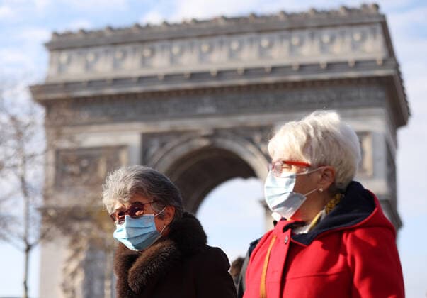 Coronavirus, Eindrücke aus Paris (211224) -- PARIS, Dec. 24, 2021 -- People wearing face masks walk near the Arc de Triomphe in Paris, France, Dec. 23, 2021. ) FRANCE-PARIS-COVID-19-DAILY LIFE GaoxJing 