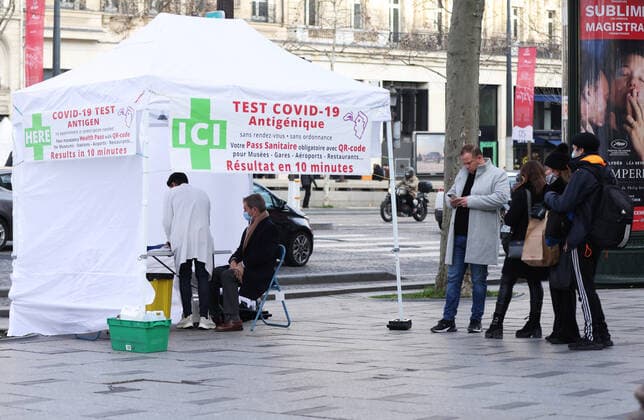 Coronavirus, Eindrücke aus Paris (211224) -- PARIS, Dec. 24, 2021 -- People line up in front of a fast COVID-19 testing tent near the Arc de Triomphe in Paris, France, Dec. 23, 2021. ) FRANCE-PARIS-COVID-19-DAILY LIFE GaoxJing 