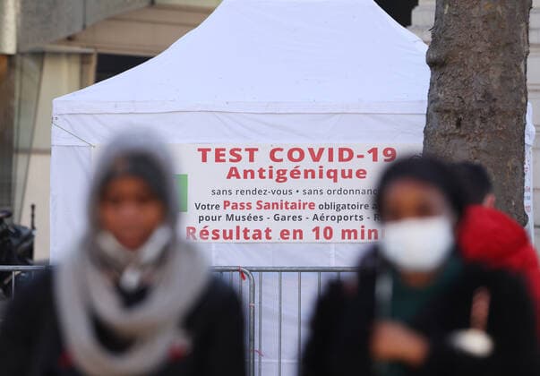 Coronavirus, Eindrücke aus Paris (211224) -- PARIS, Dec. 24, 2021 -- People walk near a fast COVID-19 testing tent near the Arc de Triomphe in Paris, France, Dec. 23, 2021. ) FRANCE-PARIS-COVID-19-DAILY LIFE GaoxJing 