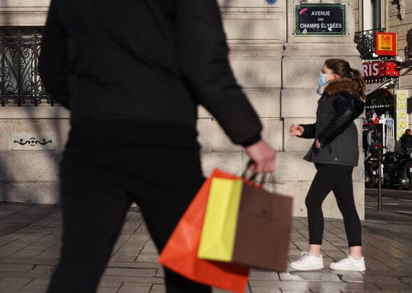 Coronavirus, Eindrücke aus Paris (211224) -- PARIS, Dec. 24, 2021 -- People carrying shopping bags walk on the Champs Elysees Avenue in Paris, France, Dec. 23, 2021. ) FRANCE-PARIS-COVID-19-DAILY LIFE GaoxJing 