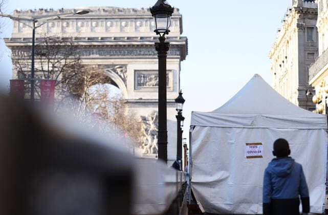 Coronavirus, Eindrücke aus Paris (211224) -- PARIS, Dec. 24, 2021 -- A boy walks near a fast COVID-19 testing tent near the Arc de Triomphe in Paris, France, Dec. 23, 2021. ) FRANCE-PARIS-COVID-19-DAILY LIFE GaoxJing 