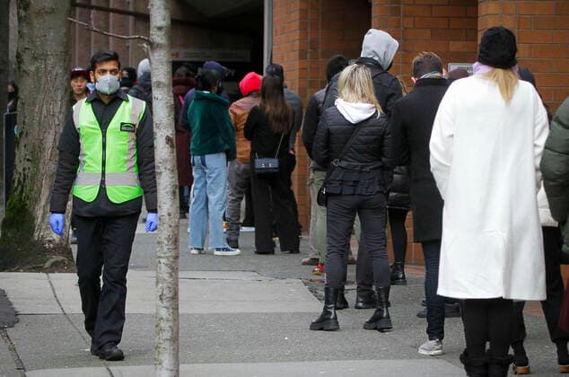 Coronavirus, Eindrücke aus Kanada (211224) -- VANCOUVER, Dec. 24, 2021 -- People line up for COVID-19 tests at a temporary testing site in Vancouver, Canada, Dec. 23, 2021. Canada set a new daily record of 20,699 COVID-19 cases on Thursday, bringing the cumulative total number to 1,945,754 cases with 30,131 deaths, according to CTV. (Photo by Xinhua) CANADA-COVID-19-CASES-RECORD HIGH LiangxSen 