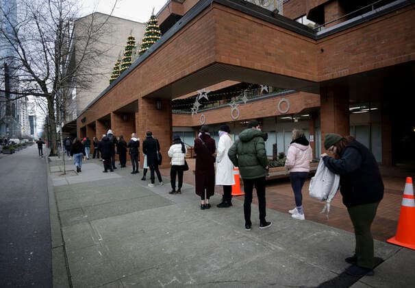 Coronavirus, Eindrücke aus Kanada (211224) -- VANCOUVER, Dec. 24, 2021 -- People line up for COVID-19 tests at a temporary testing site in Vancouver, Canada, Dec. 23, 2021. Canada set a new daily record of 20,699 COVID-19 cases on Thursday, bringing the cumulative total number to 1,945,754 cases with 30,131 deaths, according to CTV. (Photo by Xinhua) CANADA-COVID-19-CASES-RECORD HIGH LiangxSen 