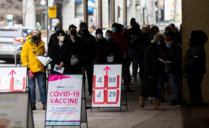 Coronavirus, Eindrücke aus Kanada (211224) -- TORONTO, Dec. 24, 2021 -- People line up to enter a COVID-19 vaccination clinic in Toronto, Canada, on Dec. 23, 2021. Canada set a new daily record of 20,699 COVID-19 cases on Thursday, bringing the cumulative total number to 1,945,754 cases with 30,131 deaths, according to CTV. (Photo by Xinhua) CANADA-COVID-19-CASES-RECORD HIGH ZouxZheng 