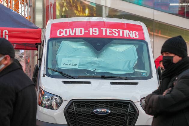 Coronavirus Emergency in New York City People wait in long lines in Times Square to get tested for Covid-19 on December 23, 2021 in New York City. New York City, which was initially overwhelmed by the Covid pandemic, has once again seen case numbers surge as the new omicron variant becomes dominant. Positivity rates in the city now stand at 8.41% with hospitalizations down slightly. New York NY United States  Copyright: xJohnxNacionx originalFilename: nacion-ascovidc211223_npwCH.jpg