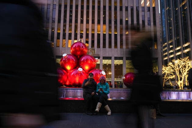 Coronavirus Emergency in New York City A view of Christmas Art installations on December 23, 2021 in New York City. The holiday season, which drives large profits for the live theatre industry, was expected to continue at full capacity, but a surge in omicron variant cases across New York State and within the company have closed shows. Nine Broadway shows have announced cancelled performances due to a surge in COVID-19 cases. New York NY United States  Copyright: xJohnxNacionx originalFilename: nacion-waveofli211223_npywR.jpg