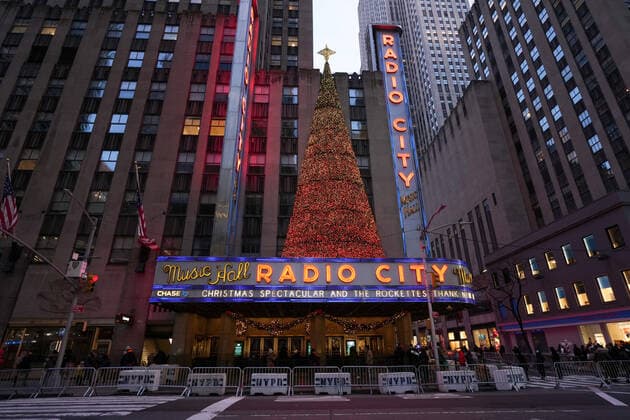Coronavirus Emergency in New York City A view of Music Hall Radio City on December 23, 2021 in New York City. The holiday season, which drives large profits for the live theatre industry, was expected to continue at full capacity, but a surge in omicron variant cases across New York State and within the company have closed shows. Nine Broadway shows have announced cancelled performances due to a surge in COVID-19 cases. New York NY United States  Copyright: xJohnxNacionx originalFilename: nacion-waveofli211223_npunF.jpg