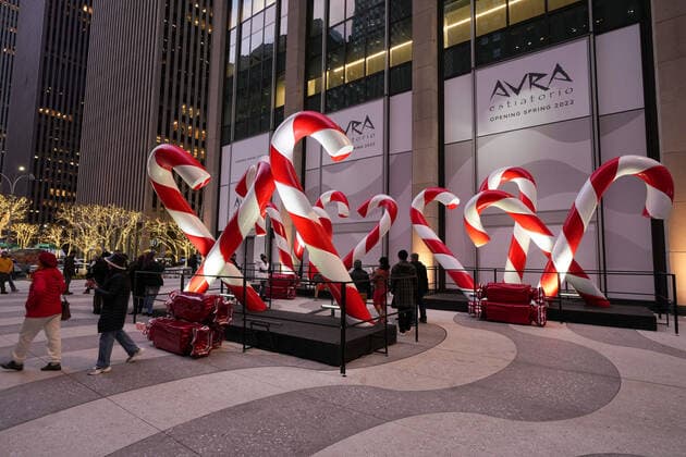 Coronavirus Emergency in New York City A view of Christmas Art installations on December 23, 2021 in New York City. The holiday season, which drives large profits for the live theatre industry, was expected to continue at full capacity, but a surge in omicron variant cases across New York State and within the company have closed shows. Nine Broadway shows have announced cancelled performances due to a surge in COVID-19 cases. New York NY United States  Copyright: xJohnxNacionx originalFilename: nacion-waveofli211223_nppFP.jpg