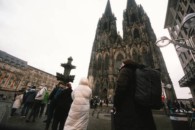 News Themen der Woche KW51 News Bilder des Tages Vaccination Action In Dom Cathedral In Cologne At Christmas Eve people waits in a long line in front of Dom Cathedral during the big vaccination action at Christmas eve in Cologne, Germany on December 24, 2021 to speed up vaccination to cope with new Omicron variant Cologne Germany  Copyright: xYingxTangx originalFilename: tang-notitle211224_npMLH.jpg
