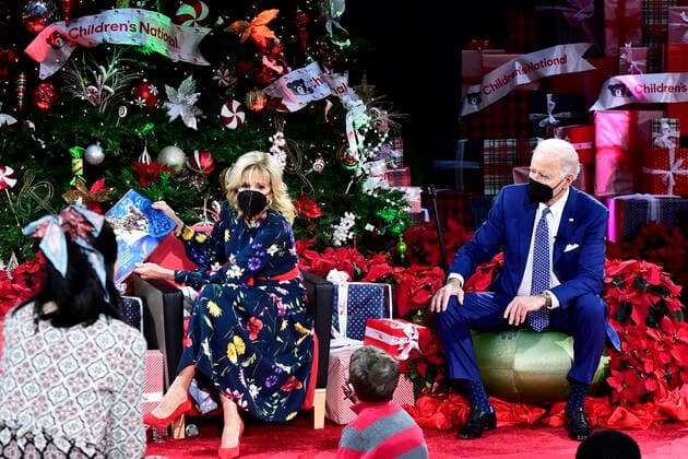 News Themen der Woche KW51 News Bilder des Tages December 24, 2021, Washington, District of Columbia, USA: United States President Joe Biden looks on as first lady Dr. Jill Biden reads to patients at the Children™s National Medical Center in Washington, DC on Christmas Eve, Friday, December 24, 2021 Washington USA - ZUMAs152 20211224_zaa_s152_001 Copyright: xRonxSachsx-xPoolxviaxCNPx