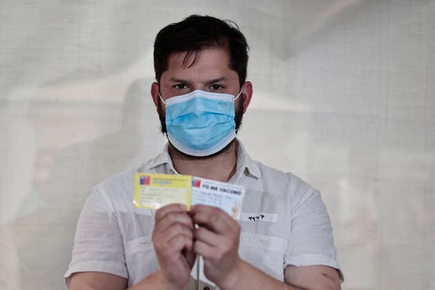 Santiago, December 24, 2021 President-elect Gabriel Boric receives the third booster dose of the vaccine against Covid 19 Karin Pozo Pool Aton Chile, Santiago Chile Aton 571508  Copyright: KARINxPOZO POOL ATONxCHILE
