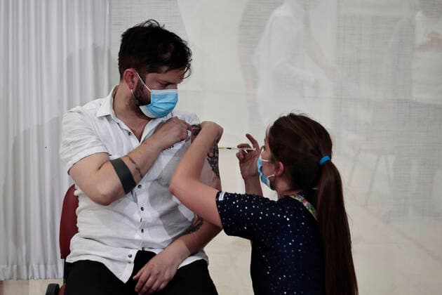 Santiago, December 24, 2021 President-elect Gabriel Boric receives the third booster dose of the vaccine against Covid 19 Karin Pozo Pool Aton Chile, Santiago Chile Aton 571509  Copyright: KARINxPOZO POOL ATONxCHILE
