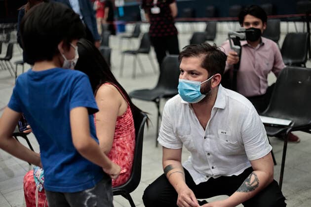 Santiago, December 24, 2021 President-elect Gabriel Boric receives the third booster dose of the vaccine against Covid 19 Karin Pozo Pool Aton Chile, Santiago Chile Aton 571510  Copyright: KARINxPOZO POOL ATONxCHILE