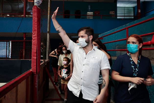 Santiago, December 24, 2021 President-elect Gabriel Boric receives the third booster dose of the vaccine against Covid 19 Karin Pozo Pool Aton Chile, Santiago Chile Aton 571512  Copyright: KARINxPOZO POOL ATONxCHILE