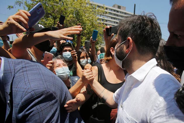 Santiago, December 24, 2021 President-elect Gabriel Boric receives the third booster dose of the Covid 19 vaccine Jonnathan Oyarzun Aton Chile, Santiago Chile Aton Chile Aton 571514  Copyright: JONNATHANxOYARZUN ATONxCHILE