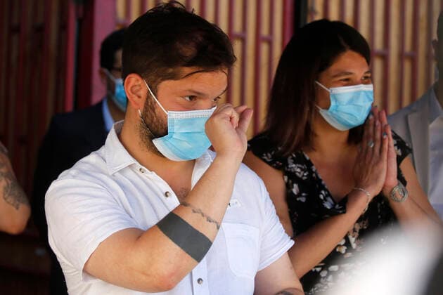 Santiago, December 24, 2021 President-elect Gabriel Boric receives the third booster dose of the Covid 19 vaccine Jonnathan Oyarzun Aton Chile, Santiago Chile Aton Chile Aton 571526  Copyright: JONNATHANxOYARZUN ATONxCHILE