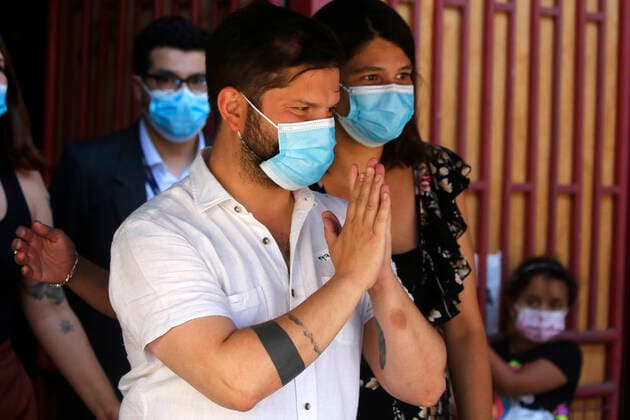 Santiago, December 24, 2021 President-elect Gabriel Boric receives the third booster dose of the Covid 19 vaccine Jonnathan Oyarzun Aton Chile, Santiago Chile Aton Chile Aton 571527  Copyright: JONNATHANxOYARZUN ATONxCHILE