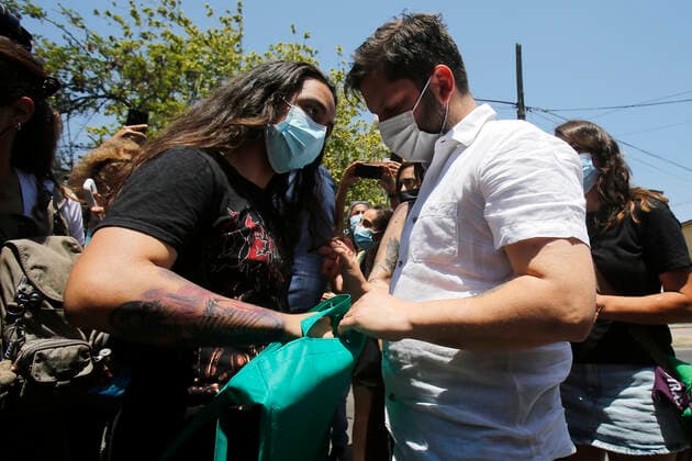 Santiago, December 24, 2021 President-elect Gabriel Boric receives the third booster dose of the Covid 19 vaccine Jonnathan Oyarzun Aton Chile, Santiago Chile Aton Chile Aton 571551  Copyright: JONNATHANxOYARZUN ATONxCHILE
