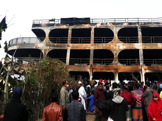 Bilder des Jahres 2021, News 12 Dezember December 24, 2021 - Dhaka, Bangladesh - At least 40 people died when a packed launch caught fire on the Sugandha River in the southern district of Jhalakathi early on Friday. Officials said the death toll is likely to rise as many passengers sustained burn injuries when a fire swept through the Barguna-bound Obhijan after midnight. Dhaka Bangladesh - ZUMAr336 20211224_ssz_r336_194 Copyright: xHabiburxRahmanx