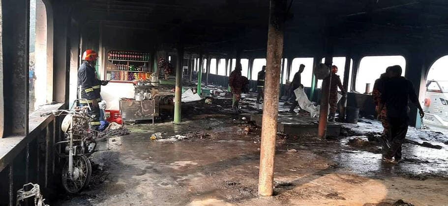 News Themen der Woche KW51 News Bilder des Tages December 24, 2021 - Dhaka, Bangladesh - At least 40 people died when a packed launch caught fire on the Sugandha River in the southern district of Jhalakathi early on Friday. Officials said the death toll is likely to rise as many passengers sustained burn injuries when a fire swept through the Barguna-bound Obhijan after midnight. Dhaka Bangladesh - ZUMAr336 20211224_ssz_r336_190 Copyright: xHabiburxRahmanx