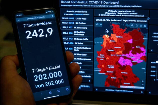 Coronavirus in Germany Covid 19 Dashboard of the Robert Koch Institute 25 12 2021 Robert Koch Institute 7 days Incidence 242.9 7 days Number of cases 202 000 COVID 19 cases 6 981 281 Additions increased by 22 214 compared to the previous day COVID 19 deat