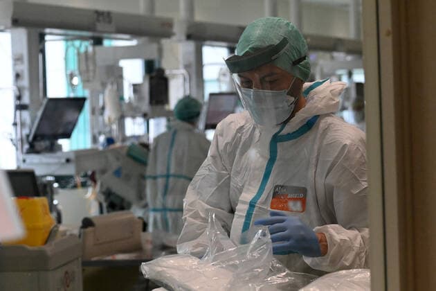 (211224) -- BOLOGNA (ITALY), Dec. 24, 2021 -- Medical staff work in a COVID-19 intensive care unit at a hospital in Bologna, Italy, on Dec. 24, 2021. Italy on Thursday tightened anti-pandemic rules for the Christmas and New Year holidays amid concerns over rising Omicron cases across the country. (Photo by Xinhua) ITALY-BOLOGNA-COVID-19-HOSPITAL GiannixSchicchi 