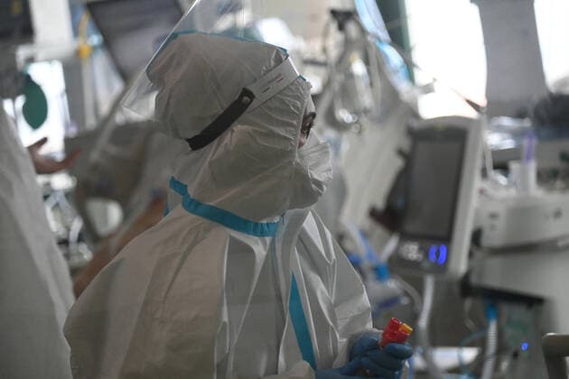 (211224) -- BOLOGNA (ITALY), Dec. 24, 2021 -- A medical staff member works in a COVID-19 intensive care unit at a hospital in Bologna, Italy, on Dec. 24, 2021. Italy on Thursday tightened anti-pandemic rules for the Christmas and New Year holidays amid concerns over rising Omicron cases across the country. (Photo by Xinhua) ITALY-BOLOGNA-COVID-19-HOSPITAL GiannixSchicchi 