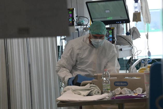 (211224) -- BOLOGNA (ITALY), Dec. 24, 2021 -- A medical staff member works in a COVID-19 intensive care unit at a hospital in Bologna, Italy, on Dec. 24, 2021. Italy on Thursday tightened anti-pandemic rules for the Christmas and New Year holidays amid concerns over rising Omicron cases across the country. (Photo by Xinhua) ITALY-BOLOGNA-COVID-19-HOSPITAL GiannixSchicchi 