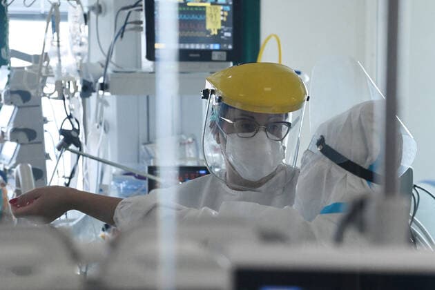 (211224) -- BOLOGNA (ITALY), Dec. 24, 2021 -- Medical staff work in a COVID-19 intensive care unit at a hospital in Bologna, Italy, on Dec. 24, 2021. Italy on Thursday tightened anti-pandemic rules for the Christmas and New Year holidays amid concerns over rising Omicron cases across the country. (Photo by Xinhua) ITALY-BOLOGNA-COVID-19-HOSPITAL GiannixSchicchi 