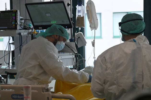 (211224) -- BOLOGNA (ITALY), Dec. 24, 2021 -- Medical staff work in a COVID-19 intensive care unit at a hospital in Bologna, Italy, on Dec. 24, 2021. Italy on Thursday tightened anti-pandemic rules for the Christmas and New Year holidays amid concerns over rising Omicron cases across the country. (Photo by Xinhua) ITALY-BOLOGNA-COVID-19-HOSPITAL GiannixSchicchi 