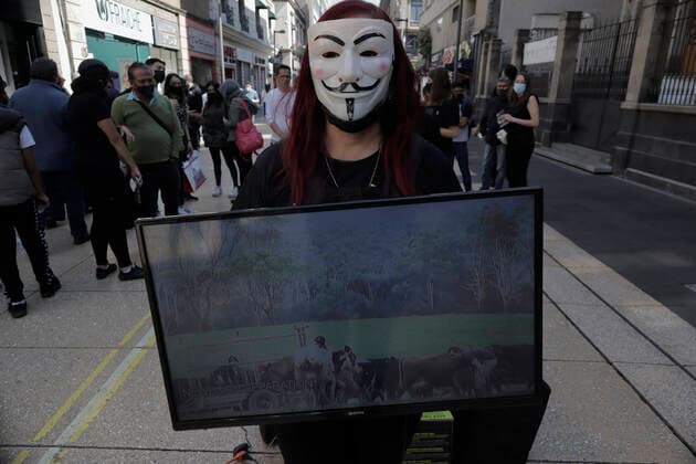 Anonymous For The Voiceless Demonstrates Against Animal Exploitation In Mexico City Members of the international animal rights organisation Anonymous for the Voiceless demonstrate on the streets of Mexico City s Centro Historico against the consumption of animals for Christmas and New Year s Eve during the country s COVID-19 health emergency. Mexico City Mexico  Copyright: xGerardoxVieyrax originalFilename: vieyra-notitle211224_npVmo.jpg