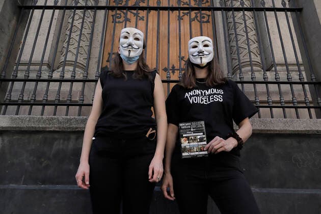 Anonymous For The Voiceless Demonstrates Against Animal Exploitation In Mexico City Members of the international animal rights organisation Anonymous for the Voiceless demonstrate in the streets of the Historic Centre of Mexico City against the consumption of animals during Christmas and New Year s Eve during the COVID-19 health emergency in the country. Mexico City Mexico  Copyright: xGerardoxVieyrax originalFilename: vieyra-notitle211224_npqcK.jpg