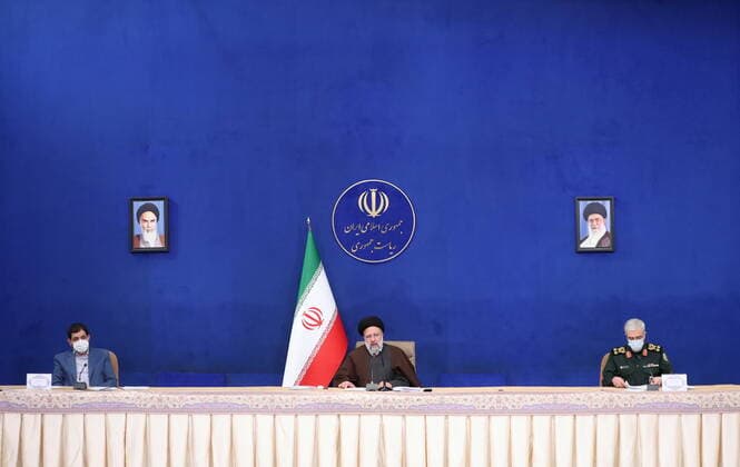 News Bilder des Tages December 25, 2021, Tehran, Tehran, Iran: A handout picture provided by the Iranian presidency on December 25, 2021, shows Iran s President EBRAHIM RAISI chairing a meeting of the national staff against the coronavirus in the capital Tehran. Tehran Iran - ZUMAi98_ 20211225_zih_i98_017 Copyright: xIranianxPresidencyx