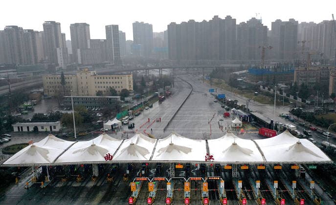 (211225) -- XI AN, Dec. 25, 2021 -- Aerial photo shows a closed toll station in Xi an, northwest China s Shaanxi Province, Dec. 25, 2021. Xi an imposed closed-off management for communities and villages on Thursday in an effort to curb the spread of the latest COVID-19 resurgence. More than 3,000 nucleic acid testing sites in Xi an are working simultaneously to provide services for residents in communities and on roadsides. Tens of thousands of frontline workers and volunteers are working against the clock to contain the virus. To swiftly contain the spread of the virus, local authorities have rolled out urgent measures while ensuring the city s residents have access to daily necessities. ) CHINA-SHAANXI-XI AN-COVID-19-PREVENTION 