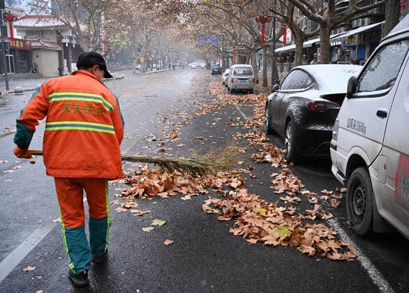 (211225) -- XI AN, Dec. 25, 2021 -- A sanitation worker cleans the road in Xi an, northwest China s Shaanxi Province, Dec. 25, 2021. Xi an imposed closed-off management for communities and villages on Thursday in an effort to curb the spread of the latest COVID-19 resurgence. More than 3,000 nucleic acid testing sites in Xi an are working simultaneously to provide services for residents in communities and on roadsides. Tens of thousands of frontline workers and volunteers are working against the clock to contain the virus. To swiftly contain the spread of the virus, local authorities have rolled out urgent measures while ensuring the city s residents have access to daily necessities. ) CHINA-SHAANXI-XI AN-COVID-19-PREVENTION AND C 