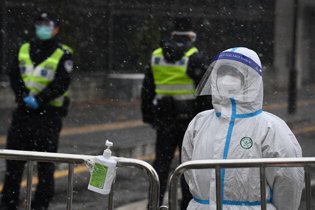 News Bilder des Tages (211225) -- XI AN, Dec. 25, 2021 -- A medical worker is on duty amid snow in Xi an, northwest China s Shaanxi Province, Dec. 25, 2021. Xi an imposed closed-off management for communities and villages on Thursday in an effort to curb the spread of the latest COVID-19 resurgence. More than 3,000 nucleic acid testing sites in Xi an are working simultaneously to provide services for residents in communities and on roadsides. Tens of thousands of frontline workers and volunteers are working against the clock to contain the virus. To swiftly contain the spread of the virus, local authorities have rolled out urgent measures while ensuring the city s residents have access to daily necessities. ) CHINA-SHAANXI-XI AN-COVID-19-PREVENTION AND 