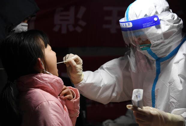(211225) -- XI AN, Dec. 25, 2021 -- A medical worker takes swab sample from a child for nucleic acid test at a sampling site in Lianhu District of Xi an, northwest China s Shaanxi Province, Dec. 25, 2021. Xi an launched a new round of all-inclusive nucleic acid testing from 12:00 a.m. on Saturday since new locally transmitted confirmed COVID-19 cases were reported. ) CHINA-SHAANXI-XI AN-COVID-19-NUCLEIC ACID TEST (CN) LixYibo 