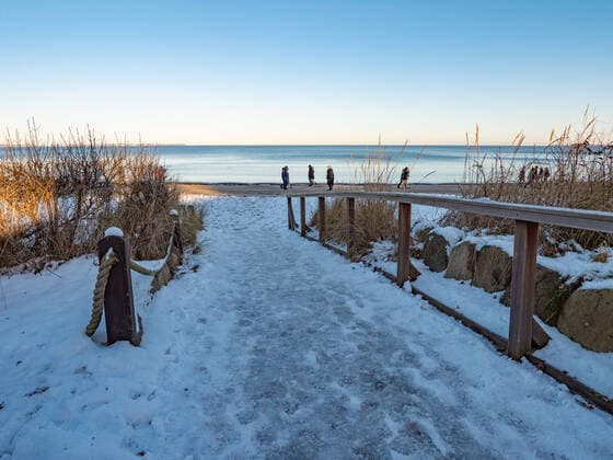 News Themen der Woche KW51 News Bilder des Tages Schnee und Eis am Strand in Timmendorf an der Ostsee, Weg zum Strand mit Holzgeländer 25.12.2021 Timmendorfer Strand, Schleswig-Holstein, Strand bei -5Â° mit Schnee und Eis am Strand an der Ostsee Timmendorf Strand Schleswig-Holstein Deutschland *** Snow and ice at the beach in Timmendorf at the Baltic Sea, way to the beach with wooden railing 25 12 2021 Timmendorfer Strand, Schleswig Holstein, beach at 5Â° with snow and ice at the beach at the Baltic Sea Timmendorf Strand Schleswig Holstein Germany