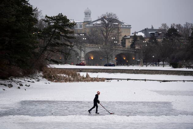 December 25, 2021, Ottawa, ON, CAN: A person skates on an outdoor rink on Brown s Inlet in Ottawa, on Christmas Day, Saturday, Dec. 25, 2021. Ottawa CAN  - ZUMAc35_ 20211225_zaf_c35_020 Copyright: xJustinxTangx