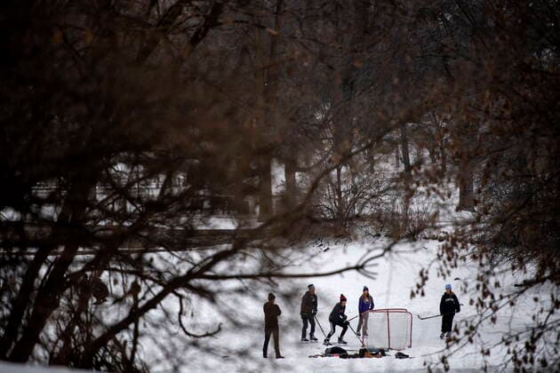 December 25, 2021, Ottawa, ON, CAN: People play pond hockey on Brown s Inlet in Ottawa, on Christmas Day, Saturday, Dec. 25, 2021. Ottawa CAN  - ZUMAc35_ 20211225_zaf_c35_021 Copyright: xJustinxTangx